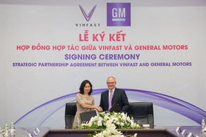 Bà Lê Thị Thu Thủy - Phó Chủ tịch Vingroup kiêm Chủ tịch VinFast và ông Barry Engle, Phó Chủ tịch điều hành kiêm Chủ tịch GM quốc tế ký thỏa thuận hợp tác chiến lược tại thị trường Việt Nam.