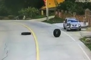 Hai lốp xe tải rơi đè bẹp ôtô đang đỗ, tài xế thoát chết