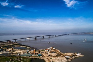 Cầu Tân Vũ - Lạch Huyện nối các quận huyện của TP. Hải Phòng với huyện đảo Cát Hải.