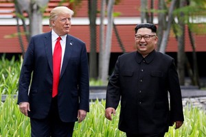 Tổng thống Donald Trump và nhà lãnh đạo Kim Jong-un trong cuộc gặp tại Singapore (Ảnh: Reuters).