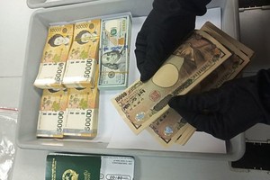 Nhiều vụ vận chuyển ngoại tệ trái phép bị lực lượng hải quan Tân Sơn Nhất phát hiện.