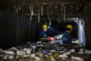 Những người dầm mình trong cống thối vớt rác ở Sài Gòn