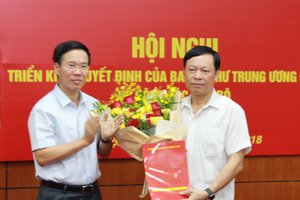 Đồng chí Võ Văn Thưởng trao quyết định và chúc mừng đồng chí Phạm Văn Linh. Ảnh Tuyengiao.vn