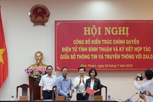 Từ trái sang: Phó chủ tịch UBND, Giám đốc Sở TTTT, Chủ tịch UBND và Giám đốc dự án Zalo 4.0 tại lễ kí kết .