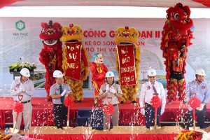 Lễ động thổ xây dựng giai đoạn II tuyến kè bờ sông Sài Gòn tại khu đô thị Vạn Phúc. (ảnh Gia Huy).