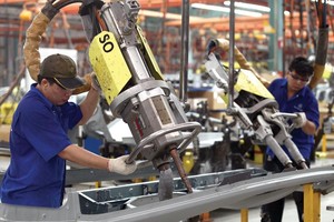 Sản xuất tại Công ty Mercedes-Benz Việt Nam (quận Gò Vấp, TP.HCM). Ảnh: Lê Toàn.