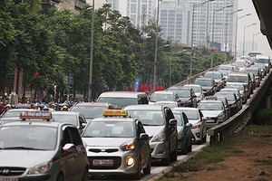 Giá tính lệ phí trước bạ chỉ thay đổi khi giá xe thay đổi 20%. Ảnh: Ngọc Thành.