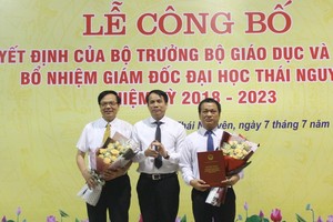 Thứ trưởng Phạm Mạnh Hùng trao quyết định bổ nhiệm Giám đốc Đại học Thái Nguyên cho GS.TS Phạm Hồng Quang và chúc mừng GS.TS Đặng Kim Vui.