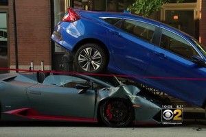 Siêu xe Lamborghini nhầm chân ga rúc gầm Honda Civic