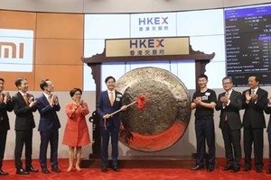 Chủ tịch kiêm CEO Xiaomi - Lei Jun đánh cồng trước phiên giao dịch đầu tiên sáng nay. Ảnh: SCMP.