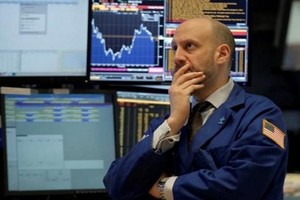 Nhân viên giao dịch trên sàn chứng khoán New York. Ảnh: Reuters.