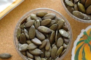 Một số cửa hàng đang rao bán hạt bí xanh Nhật Bản với giá lên tới 6 triệu đồng/kg.