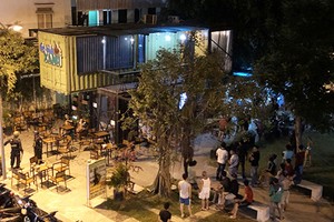 Cảnh sát vây bắt Bình tại quán cà phê ở quận 12. Ảnh: Quốc Thắng.