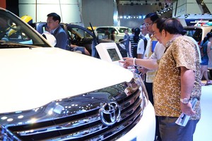 Doanh số bán xe trong nước tăng nhẹ, xe nhập giảm rất mạnh