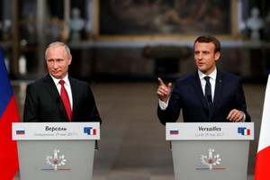 Tổng thống Pháp Macron, phải, và người đồng cấp Nga Putin trong họp báo hồi tháng 5/2017. Ảnh: Reuters.