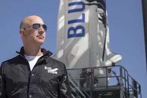 Jeff Bezos, người sáng lập Blue Origin, đang phát triển tên lửa New Glenn để cạnh tranh với SpaceX. (Nguồn: CNBC).