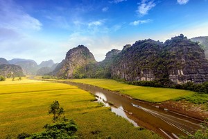 Tam Cốc nằm trong quần thể danh thắng Tràng An nổi tiếng tỉnh Ninh Bình. Được biết đến với những cái tên như “vịnh Hạ Long trên cạn” hay “Nam thiên đệ nhị động”. Đây là một trong những khu du lịch trọng điểm quốc gia.