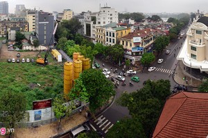 Hà Nội có nhiều lô đất bỏ hoang nhiều năm, điển hình như lô đất có 2 mặt tiền Hàng Bài - Hai Bà Trưng. Ảnh: Anh Tuấn.