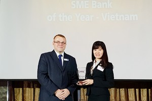 Bà Phạm Thị Vân Khánh (Giám đốc Ban Khách hàng doanh nghiệp nhỏ và vừa - BIDV) nhận giải thưởng “Best SME Bank Vietnam 2018” của Asian Banking & Finance.