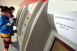 Nhiều ngân hàng đồng loạt thông báo tăng phí rút tiền nội mạng qua ATM từ mức 1.000 đồng lên 1.650 đồng.
