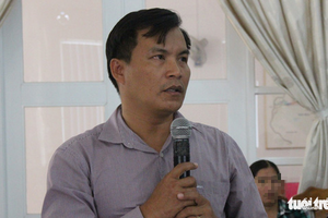 Ông Nguyễn Thanh Nam - chủ tịch UBND xã Vạn Thạnh - giải trình tại cuộc họp khẩn do chủ tịch UBND tỉnh Khánh Hòa, ông Lê Đức Vinh chủ trì ngày 13-4 - Ảnh: Tuoitre