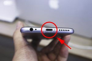 iPhone 6 giá 2,99 triệu đồng có ngoại hình không còn mới, cổng cắm Lightning bị tróc sơn.