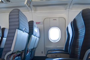 Khách 'táy máy' mở cửa thoát hiểm, chuyến bay chậm hơn 1 giờ