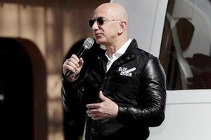 Jeff Bezos trong một sự kiện của hãng du lịch vũ trụ Blue Origin. Ảnh: Reuters.