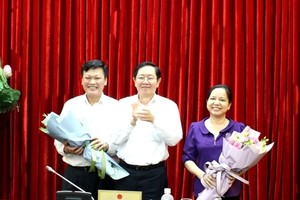 Bộ trưởng Lê Vĩnh Tân trao quyết định và chúc mừng Thứ trưởng Nguyễn Duy Thăng, Thứ trưởng Trần Thị Hà.