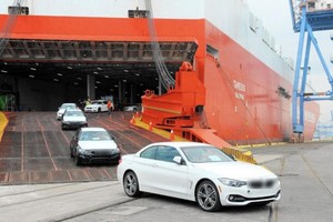 Lượng xe con nhập về Việt Nam giảm, giá nhiều dòng xe tăng lên nhanh chóng.