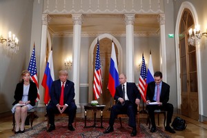 Bà Marina Gross (trái) là phiên dịch viên cho Tổng thống Trump trong cuộc gặp với Tổng thống Putin tại Phần Lan (Ảnh: Reuters).