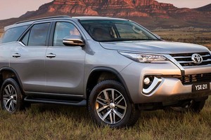 Nhu cầu xe Toyota Fortuner cao khiến các đại lý găm hàng và làm giá.