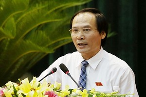 Giám đốc Sở NN&PTNT Hà Tĩnh Nguyễn Văn Việt trả lời chất vấn xung quanh những dự án nông nghiệp thua lỗ tại Hà Tĩnh.