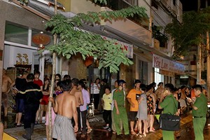 Khu phố ở Nha Trang náo loạn khi tầng ba căn nhà bốc cháy. Ảnh: Xuân Ngọc.