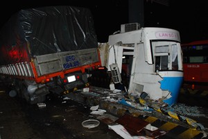 Cabin thu phí bị vỡ nát. Ảnh: Tiền Giang.