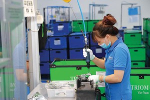 Nhà máy Triom (Italy) tại Khu công nghiệp Quang Minh (Hà Nội) chuyên sản xuất đèn chiếu sáng ô tô và xe máy. Ảnh: Đức Thanh.