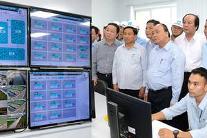 Thủ tướng kiểm tra phòng điều hành quản lý sinh trắc học và xử lý hồ nước thải tại khu công nghiệp Formosa. Ảnh: VGP.