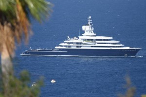 Siêu du thuyền Luna có chín tầng, hai sân bay trực thăng, một phòng spa, hồ bơi, và có một đoàn thủy thủ khoảng 50 người. (Nguồn: CNBC).