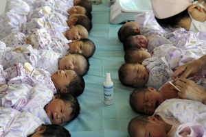 Trẻ sơ sinh được tiêm vắc-xin tại một bệnh viện ở Aksu, khu vực Tân Cương, Trung Quốc. (Ảnh minh họa: Reuters).