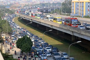 Áp lực giao thông và mật độ dân cư vùng lõi thủ đô có chiều hướng gia tăng sau 10 năm mở rộng. Ảnh: Bá Đô.