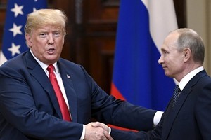 Trump (trái) và Putin bắt tay nhau trong cuộc họp báo chung ở Helsinki ngày 16/7. Ảnh: Reuters.