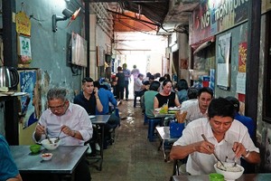 Con ngách nhỏ thiếu ánh sáng nối giữa phố đi bộ Nguyễn Huệ và đường Đồng Khởi (quận 1) cứ đến giờ cơm trưa là trở nên nhộn nhịp. Ảnh: Di Vỹ.