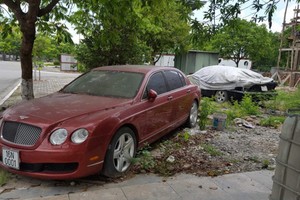 Xót xa nhìn siêu xe tiền tỷ Bentley bị “bỏ rơi” ở vỉa hè Hải Phòng