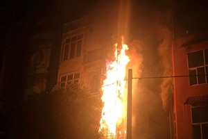 Ngọn lửa bao trùm biển quảng cáo và hệ thống cục nóng nằm phía bên ngoài toà nhà (Ảnh: CTV Hải Hoàng).