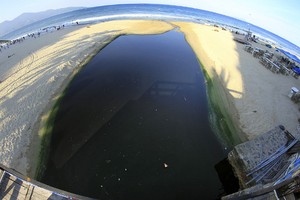 Cửa xả Mỹ An (quận Ngũ Hành Sơn) thường xuyên xảy ra tình trạng nước thải tràn ra biển. Ảnh: Nguyễn Đông.