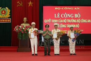 Thứ trưởng Bùi Văn Nam trao quyết định và tặng hoa chúc mừng các đồng chí được Bộ trưởng Bộ Công an bổ nhiệm.