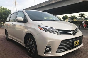 Toyota Sienna 2018 bản Limited trên phố Phạm Hùng, Hà Nội. 