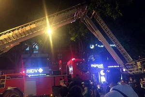 Cảnh sát PCCC đã phải dùng đến xe thang hiện đại để giải cứu 5 người bị mắc kẹt. Ảnh: FB.