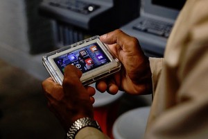 Dịch vụ JPay trên máy tính bảng giúp tù nhân kết nối với thế giới bên ngoài. Ảnh: Reuters.