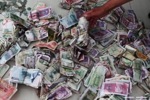 Tiền âm phủ, tiền giả, phế liệu và tiền từ các nước khác khiến một công ty xe buýt tại Vân Nam thiệt hại gần 300 triệu đồng trong quý qua. (Nguồn: Yunnan.cn).